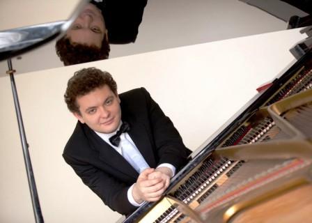 Il pianista Jurij Favrin.jpg