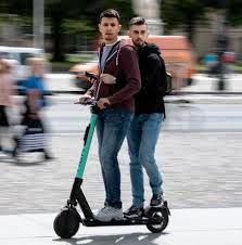 LA LOTTA CON GLI SCOOTER SELVAGGI 3.jpg