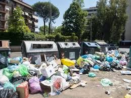 le strade di Roma piene di immondizia e liquami 1.jpg