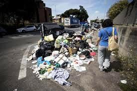 le strade di Roma piene di immondizia e liquami 3.jpg