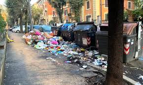 le strade di Roma piene di immondizia e liquami 5.jpg