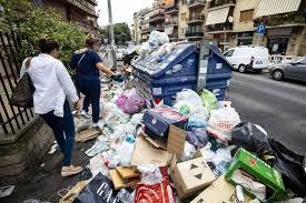 le strade di Roma piene di immondizia e liquami 6.jpg