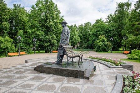 IL MONUMENTO A RACHMANINOV A NOVGOROD.jpg