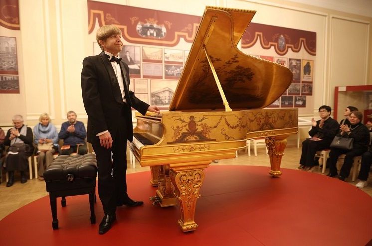 IL PIANOFORTE DORATO.jpg