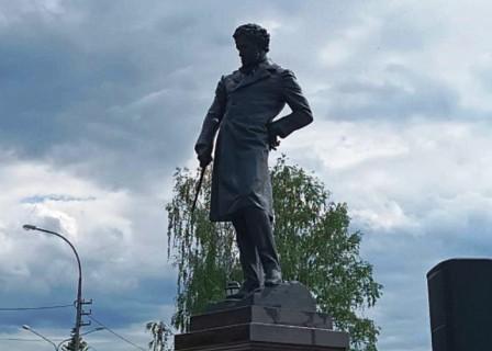 Un monumento a Pushkin fu eretto sulle rive del Volga.jpg